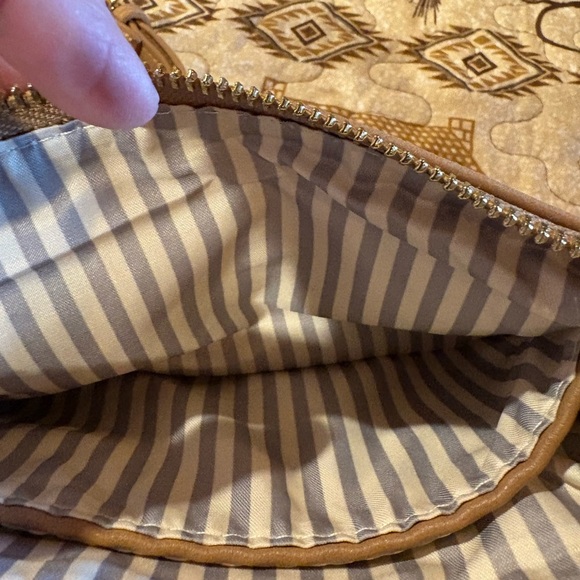 Miztique designer collection cross body tan purse gold accents - Picture 9 of 11